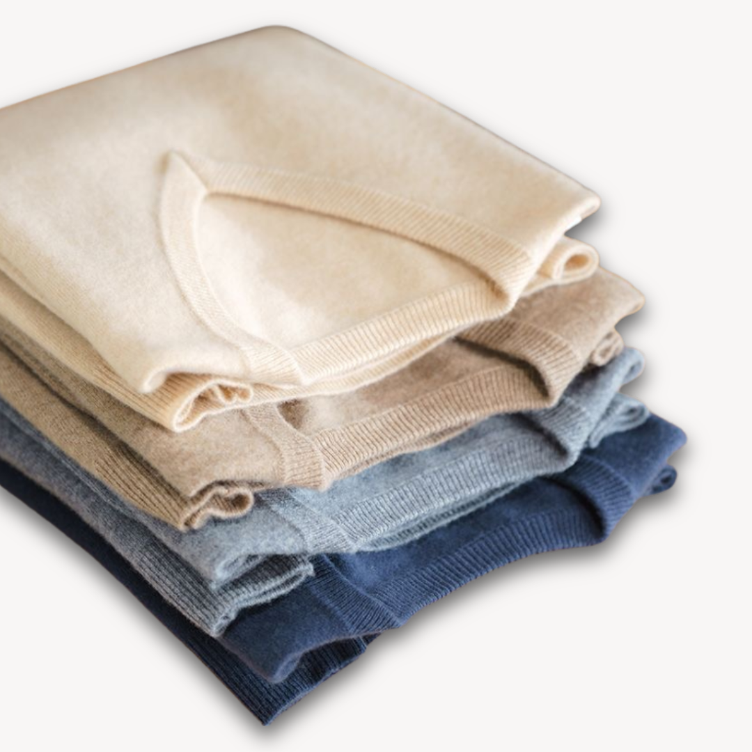 Everyday men's V-neck sweater, classic design, long sleeve, ideal for comfortable layering.