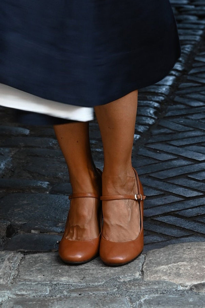 Comfortable women's classic Mary Jane shoes with block heel & rounded toe, perfect for office or everyday elegance.