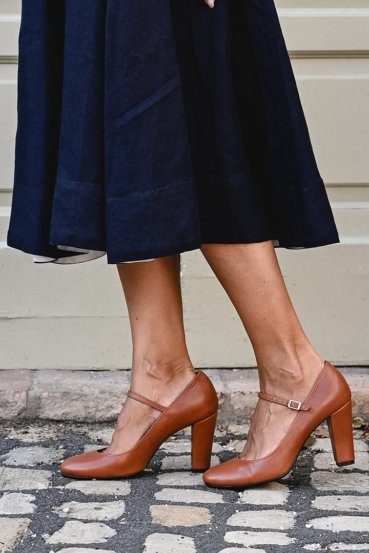 Elegant women's Mary Jane strap shoes, brown, with a fashionable block heel & rounded toe for timeless appeal.