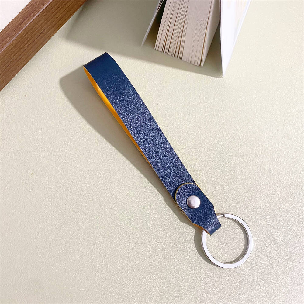 Stylish black leather key holder, a compact organizer keychain that keeps keys secure and easy to access.