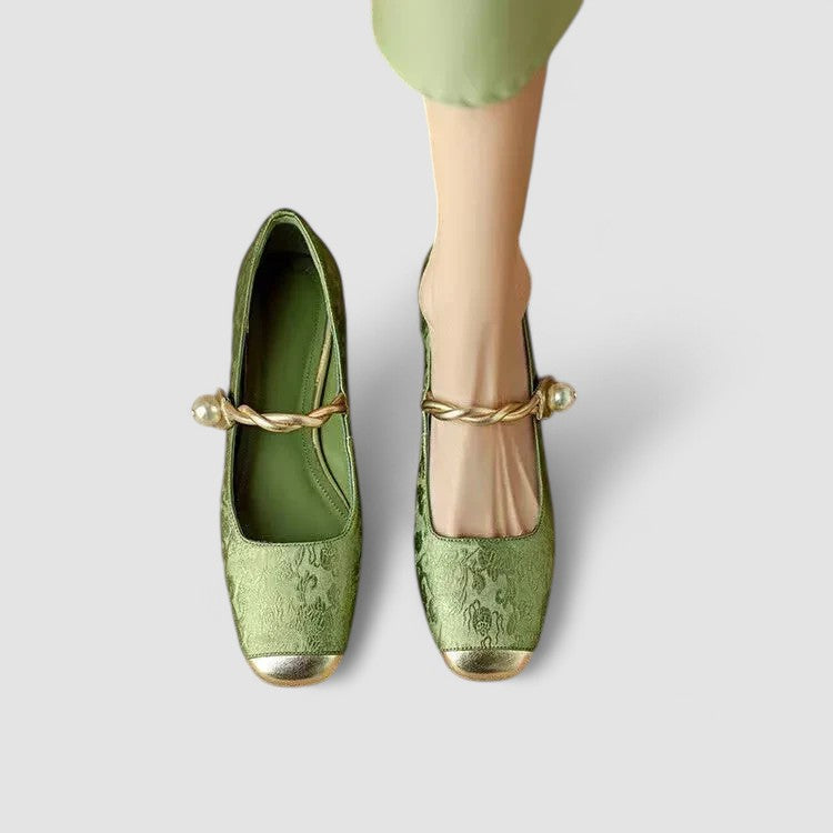 Stylish orthopaedic Mary Jane shoes for women, featuring a comfortable block heel and classic design.