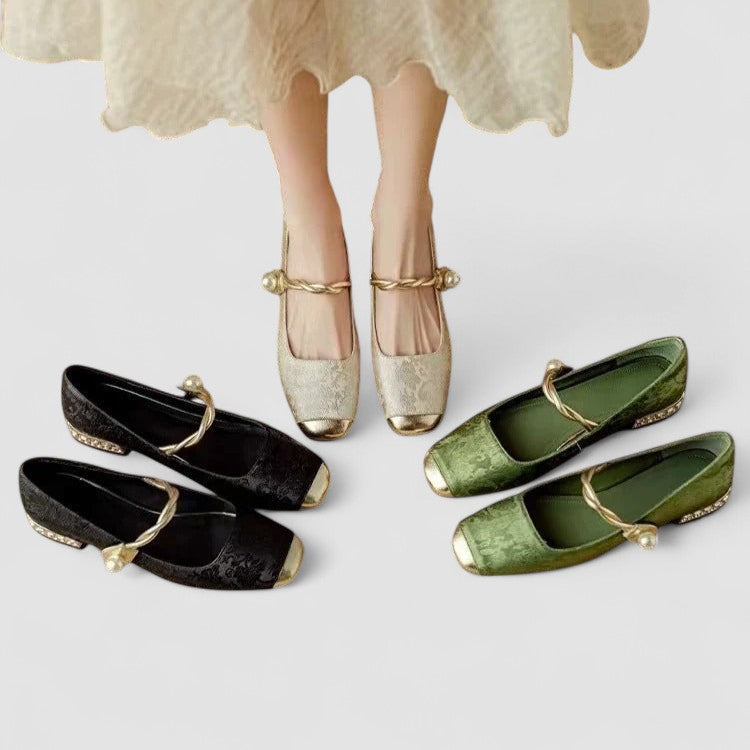 Elegant women's Mary Jane shoes with block heel, offering orthopaedic comfort & vintage style.