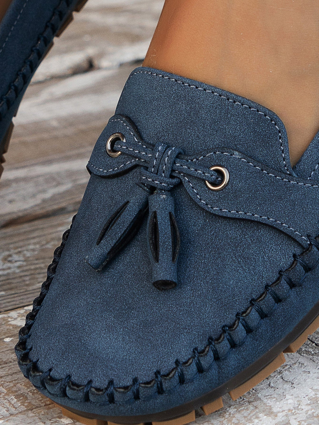 Stylish women's slip-on flats: orthopedic tassel loafers for improved foot health.