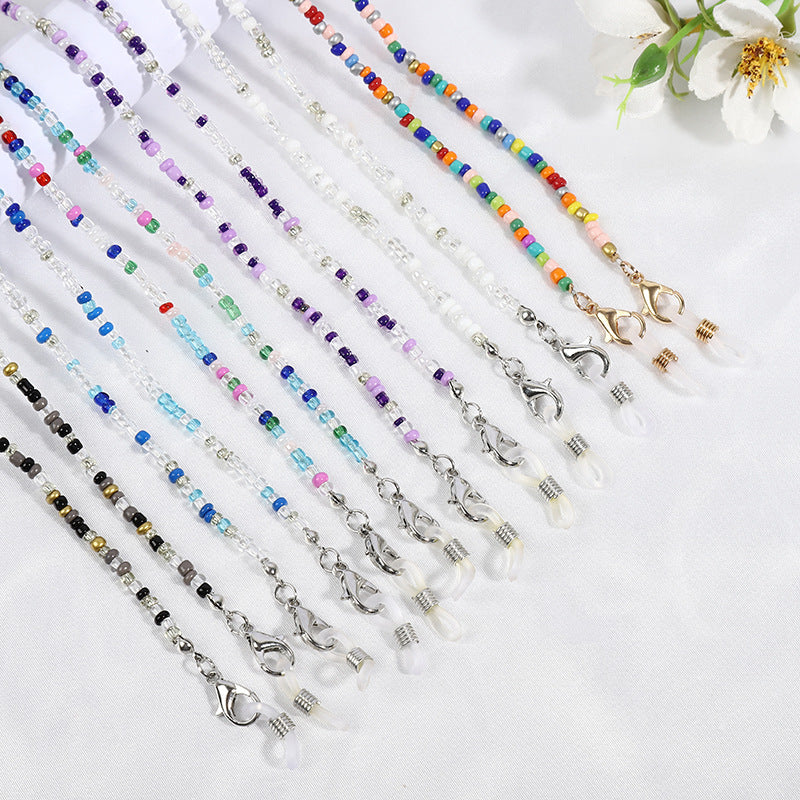 Fashionable colorful beaded necklace for unisex wear, featuring a durable carabiner clasp. Stylish accessory.