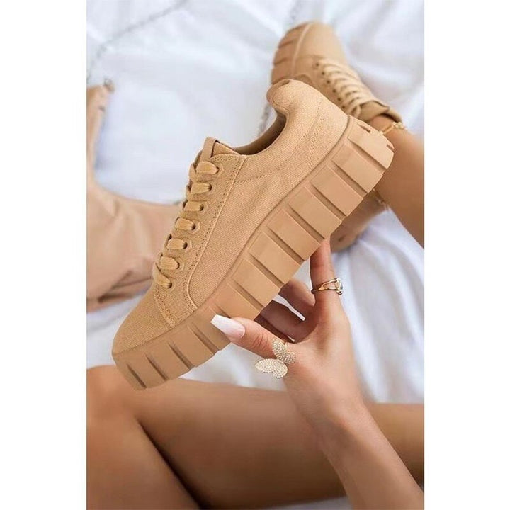 Fashionable women's low-top casual trainers. Versatile everyday sneakers with comfortable design for modern women.