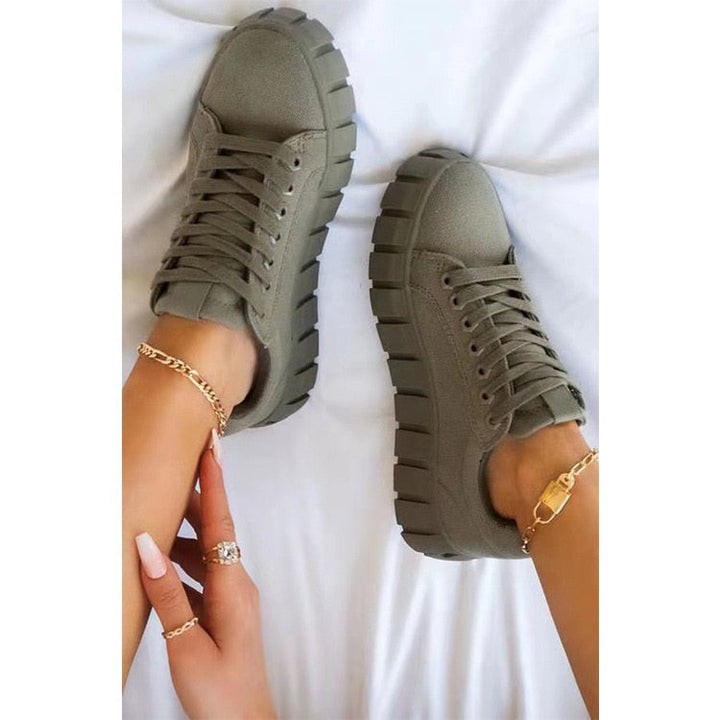 Modern women's low-top sneakers in a sleek design. Comfortable casual trainers, great for everyday fashion & walks.