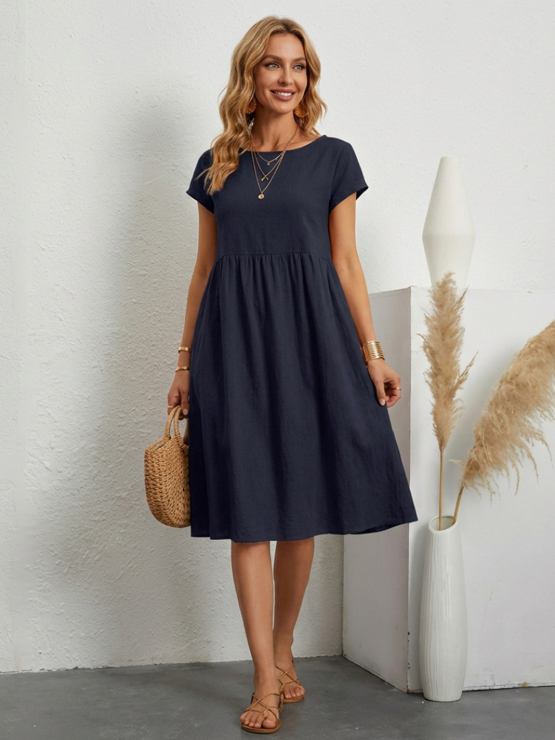 Comfortable women's short sleeve knee-length casual dress with pockets, perfect for everyday summer wear.