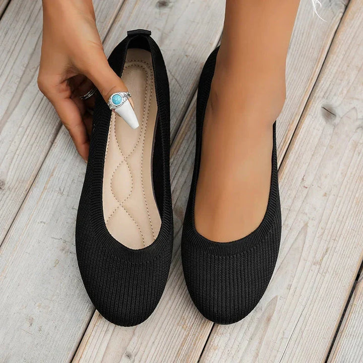 Easy slip-on women's ballerina flats, comfortable and breathable for casual summer wear.