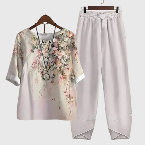 Relaxed fit women's two-piece casual outfit, a comfortable solid color set for loungewear or daily wear.