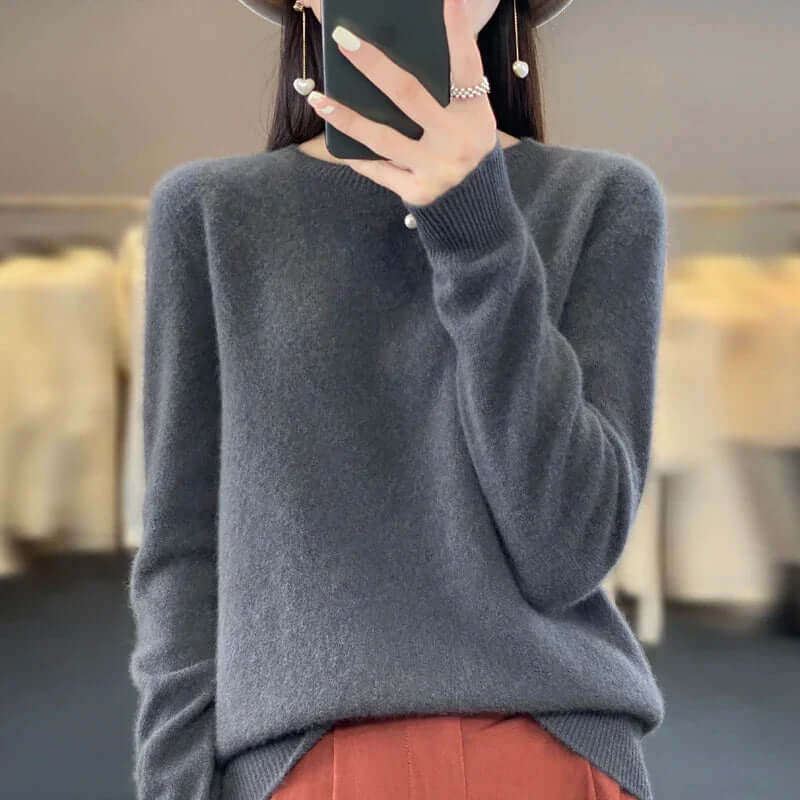 Chic O-neck women's jumper, a stylish and warm pullover sweater with a comfortable knit.
