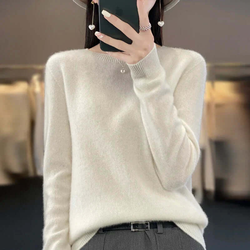 Elegant casual O-neck women's jumper, a stylish warm pullover sweater for refined comfort.