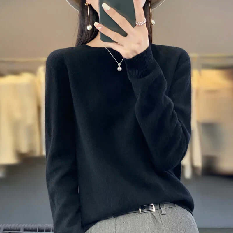 Layer-friendly O-neck women's pullover, a warm long-sleeve sweater for cozy autumn outfits.