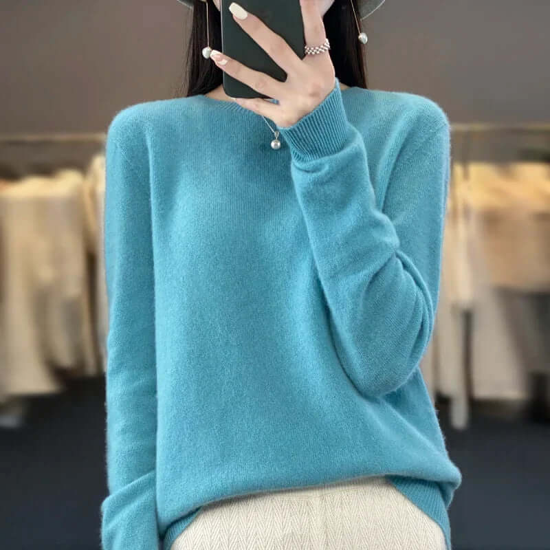 Comfortable O-neck knit women's jumper, a warm long-sleeve pullover for everyday casual wear.