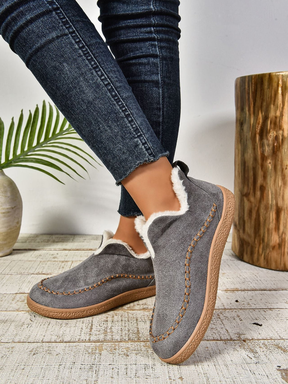 Cozy women's slip-on slippers with warm lining, perfect for indoor comfort as soft house shoes.