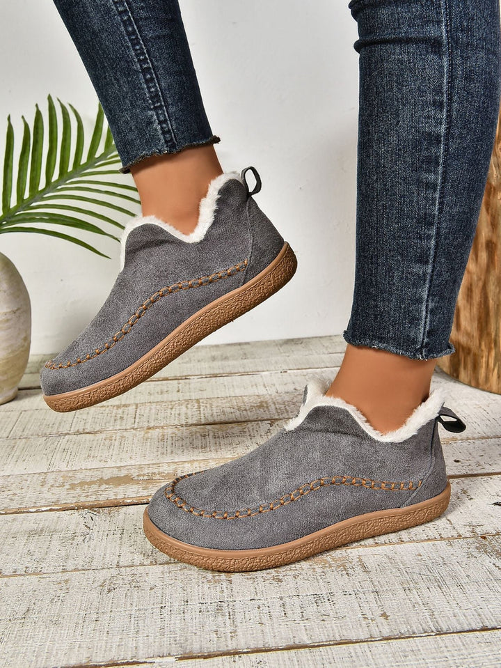Comfortable women's slip-on slippers, designed for easy indoor footwear with a soft, warm feel.