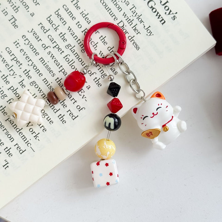 Playful resin cat keychain featuring a kawaii design, a delightful accessory for keys, bags, or as a gift.
