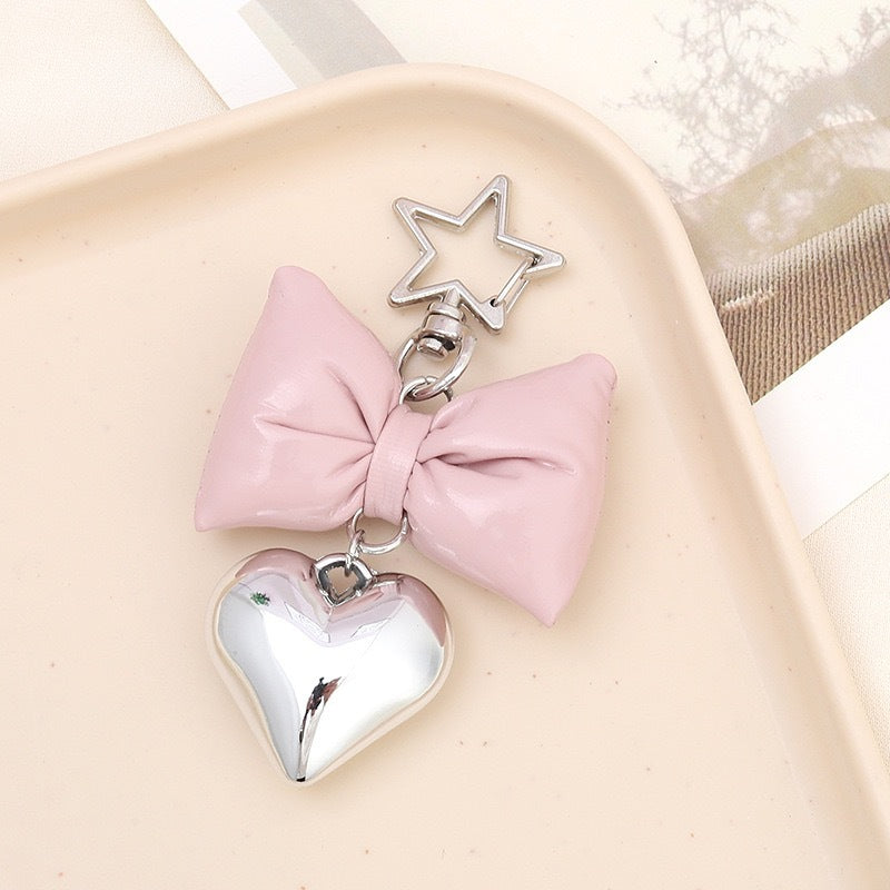 Fashionable women's bow & heart keychain. Stylish bag charm & key holder for a trendy look.