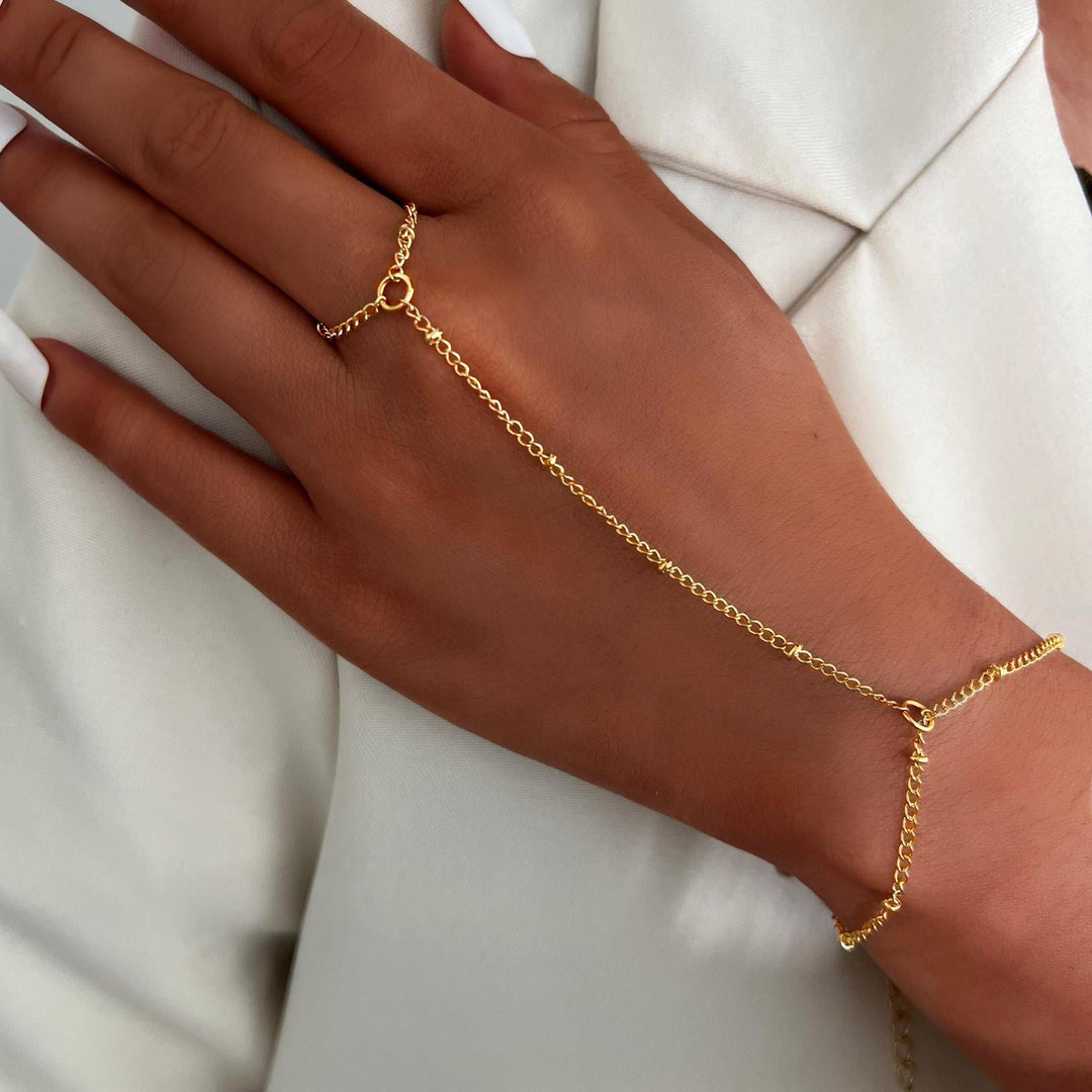 Delicate women's adjustable chain ankle bracelet in white and gold, perfect for summer fashion.
