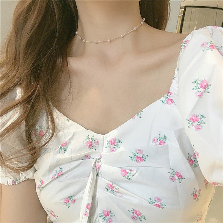 Elegant pearl necklace for women, featuring a minimalist gold chain and round white pearl.