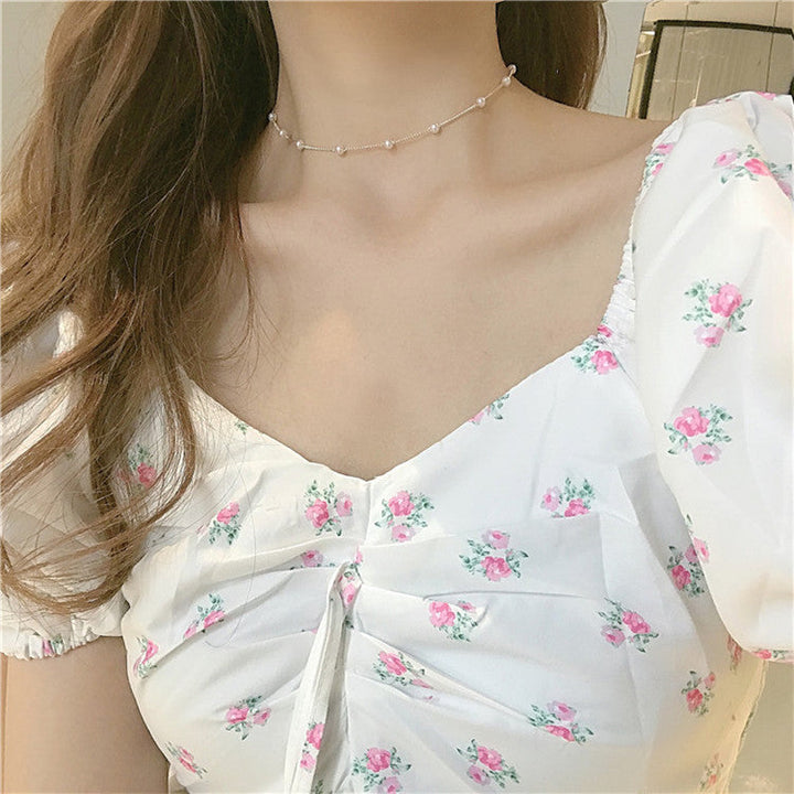 Elegant pearl necklace for women, featuring a minimalist gold chain and round white pearl.