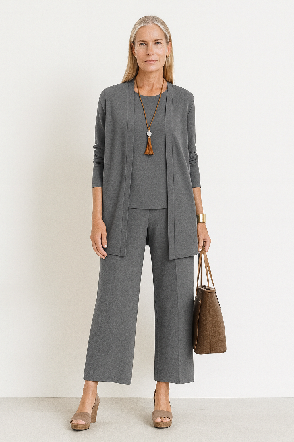 Elegant 3-piece women's set for chic mid-season fashion.