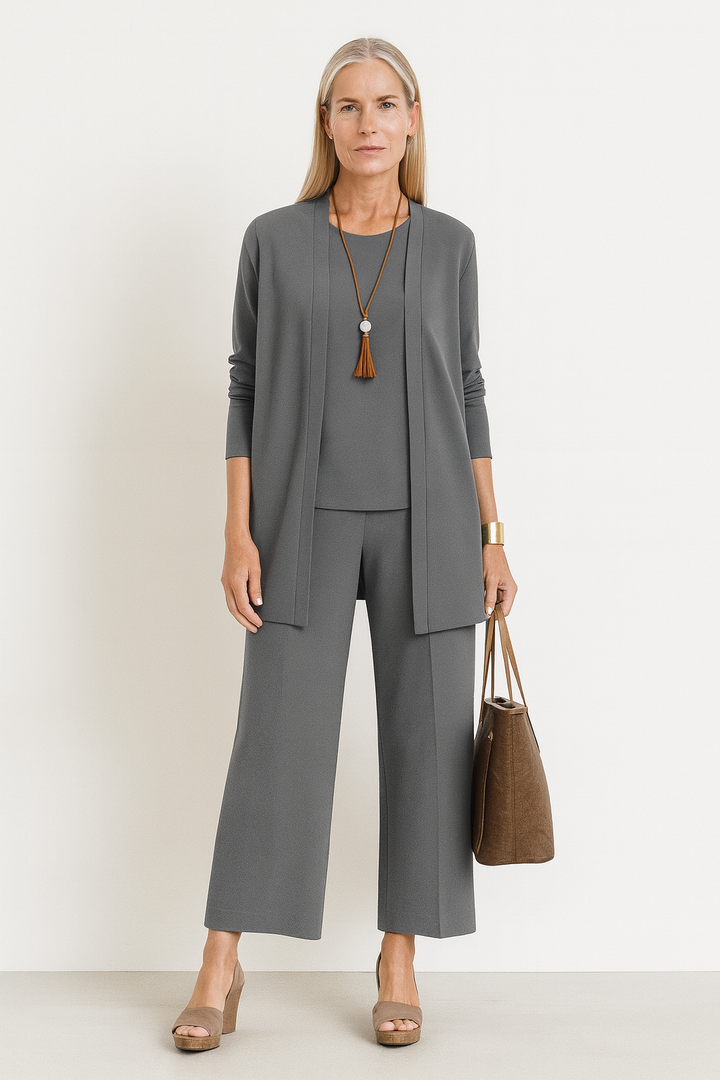 Elegant 3-piece women's set for chic mid-season fashion.