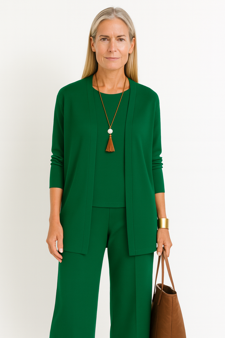 Mid-season women's fashion: 3-piece elegant outfit, comfort & style.