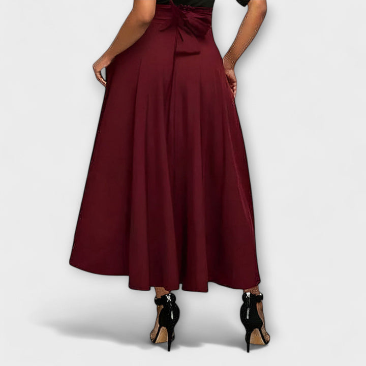 Women's elegant flowing maxi skirt in soft fabric, a versatile long skirt perfect for sophisticated style.