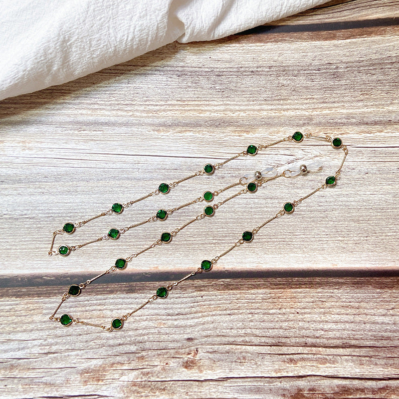 Elegant black onyx bead jewelry holder chain for women. Stylish and versatile neck accessory.