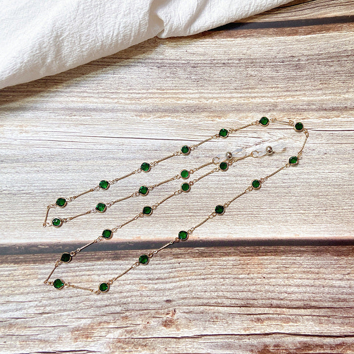Elegant black onyx bead jewelry holder chain for women. Stylish and versatile neck accessory.