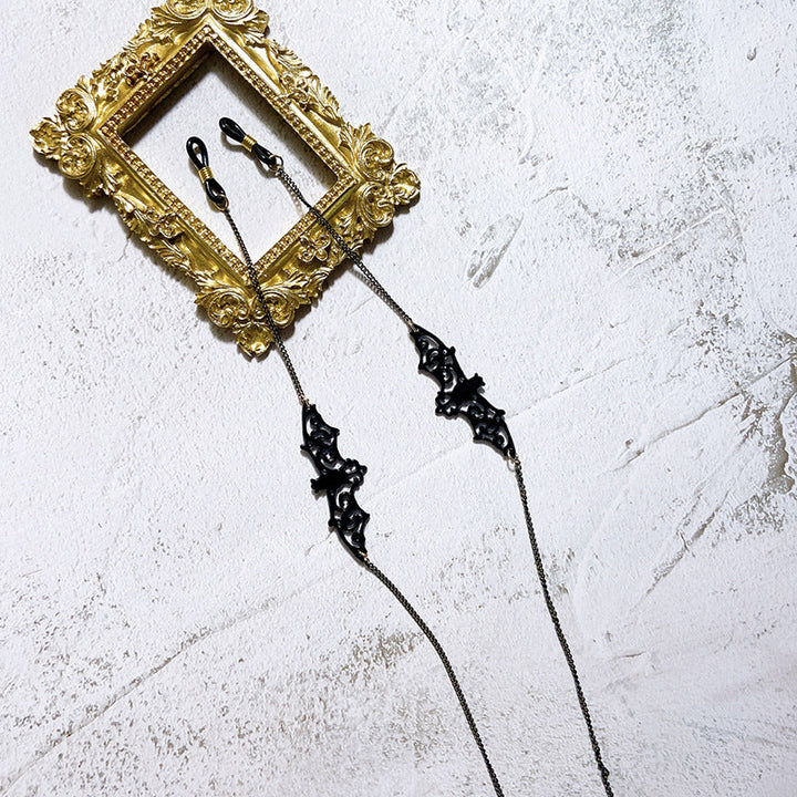 Women's elegant black jewelry holder chain, a stylish necklace accessory for securing and displaying favorite pieces.
