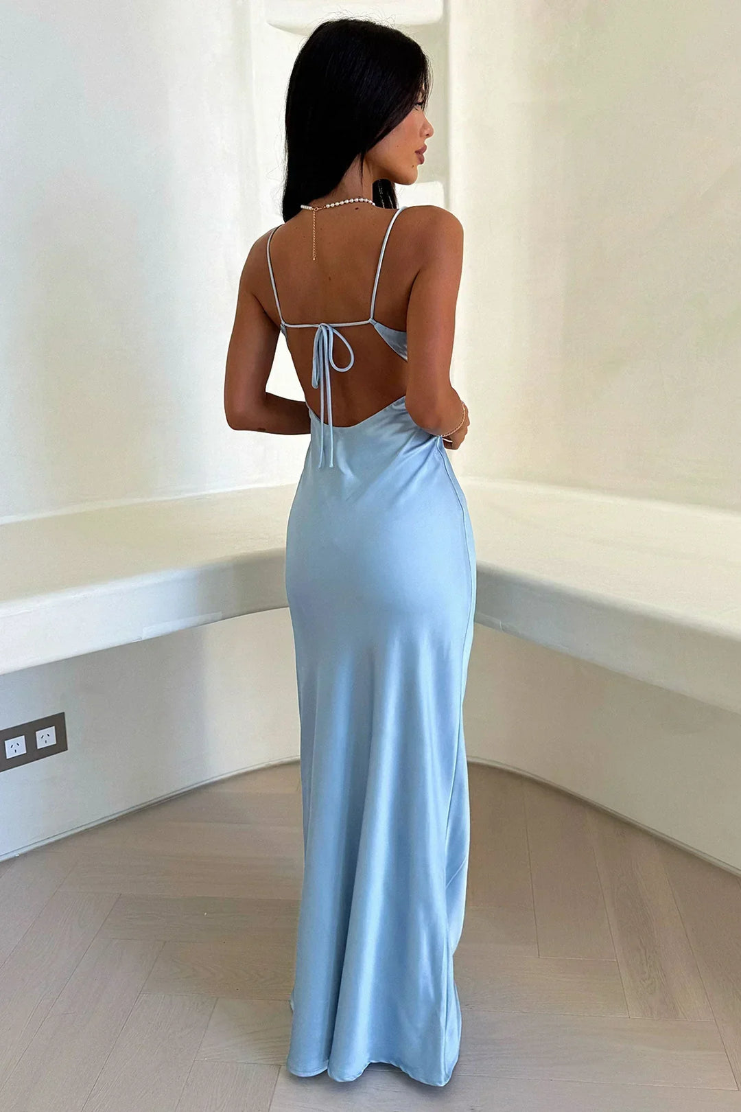 Chic women's elegant V-neck maxi dress, perfect for wedding guests, evening parties, and formal occasions.
