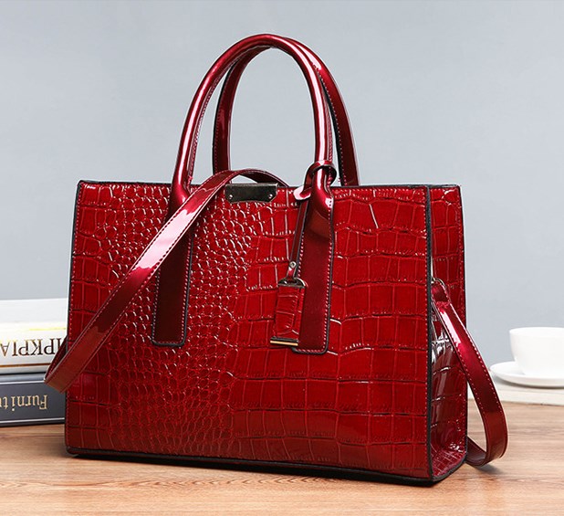 Women's fashion crocodile print shoulder bag. High-quality PU leather, a versatile everyday accessory.
