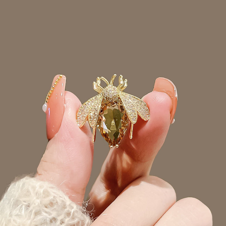 Sparkling crystal bee pin, an elegant jewelry accessory. Ideal gift for women's outfits.