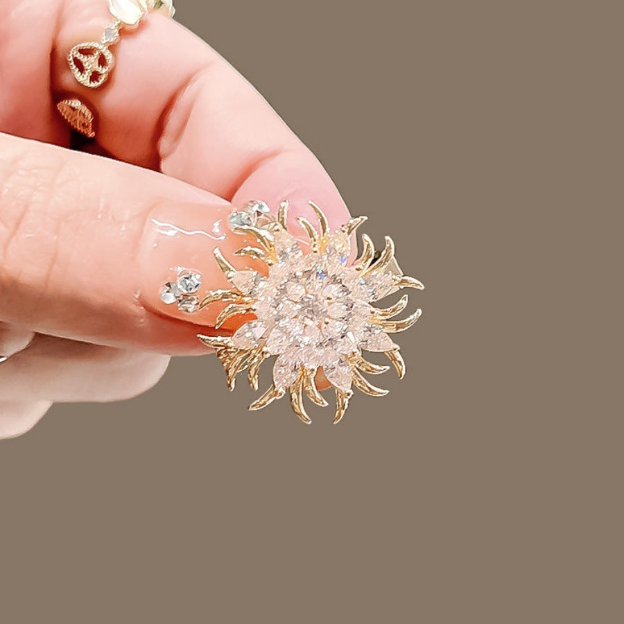 Stylish women's crystal sun brooch, sparkling fashion accessory, ideal for elegant outfits.