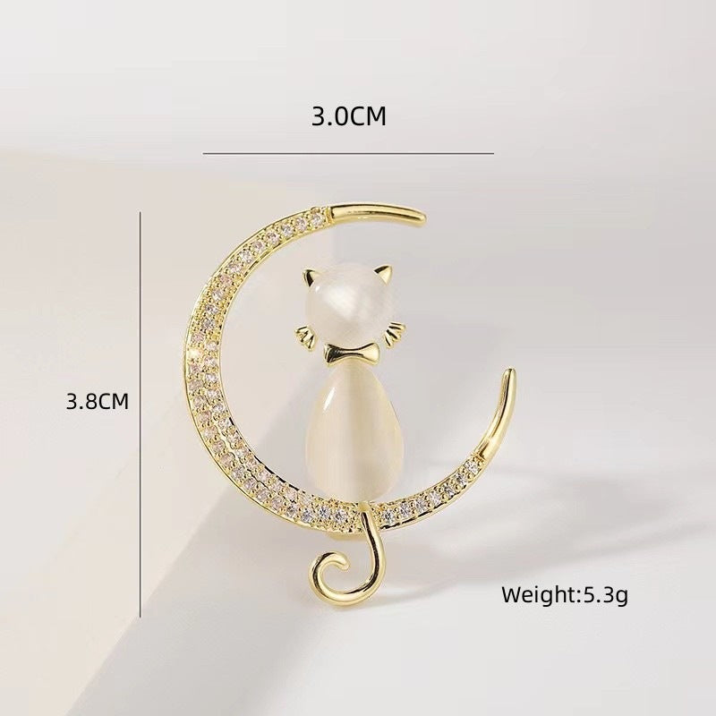 Stylish women's cubic zirconia cat brooch, a dazzling feline accessory. Perfect fashion adornment for elegant looks.