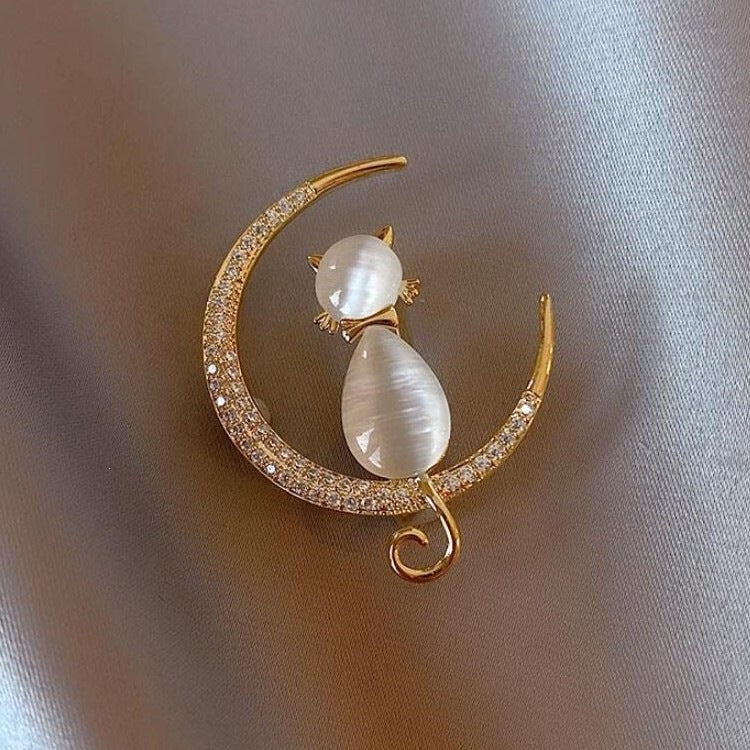 Versatile cubic zirconia cat brooch pin, adds sparkling charm to any women's outfit. Elegant feline accessory.