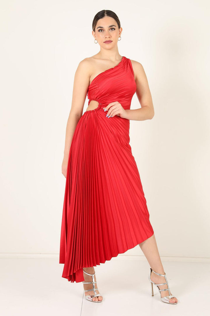 Elegant long women's dress with a flowing design, versatile for many events. A stylish maxi.