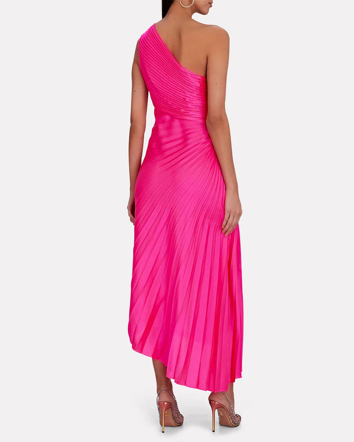 Women's flowing maxi dress, comfortable and versatile, a summer fashion essential. Elegant long design.