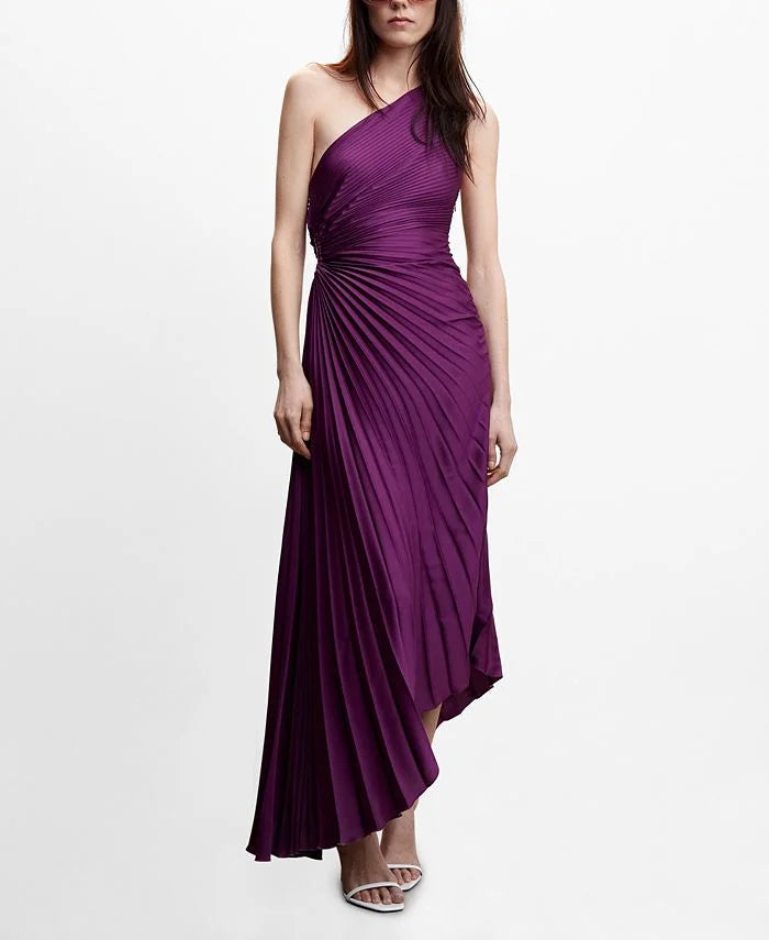 Elegant flowing long dress for women, perfect for ladies' summer fashion. A comfortable maxi style.