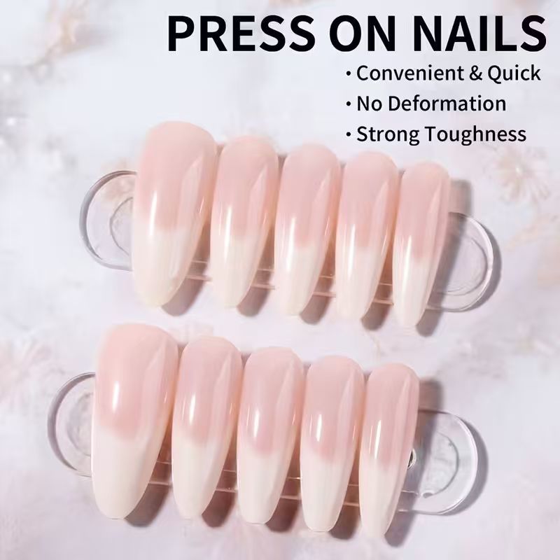 Women's false nails with a chic design, ideal for an easy & beautiful fake nail art manicure.