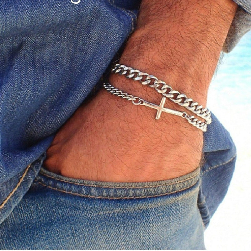 Elegant gold chain bracelet, a delicate everyday fashion accessory for women. Classic style, perfect for gifting.