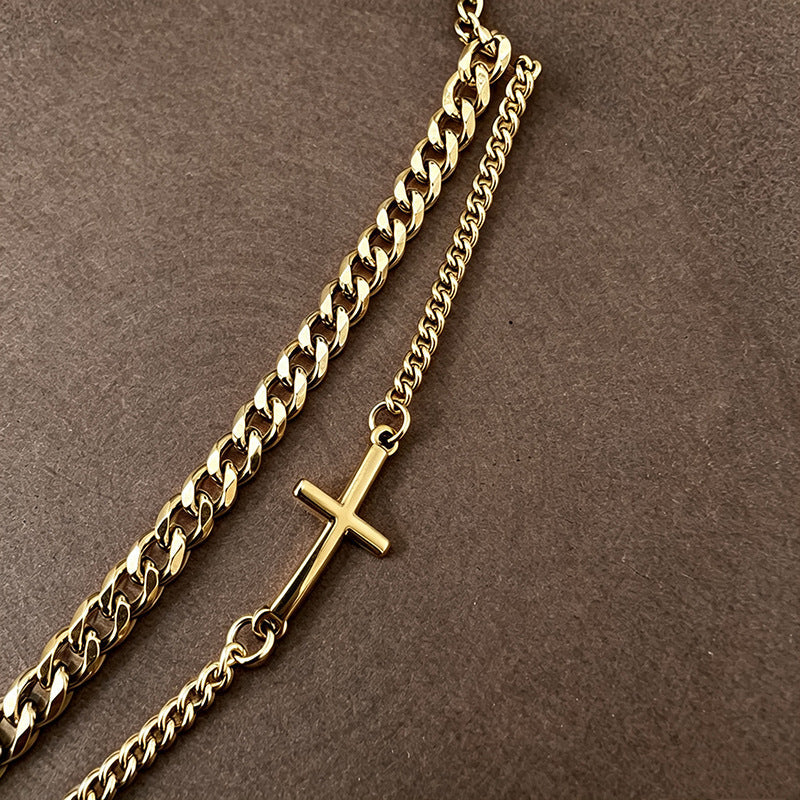 Fashionable gold chain bracelet, ideal for everyday wear. This delicate accessory offers a chic, stackable look.