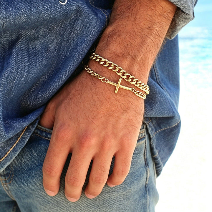 Stackable gold chain bracelet, a delicate everyday fashion accessory. This classic style adds elegance to any outfit.