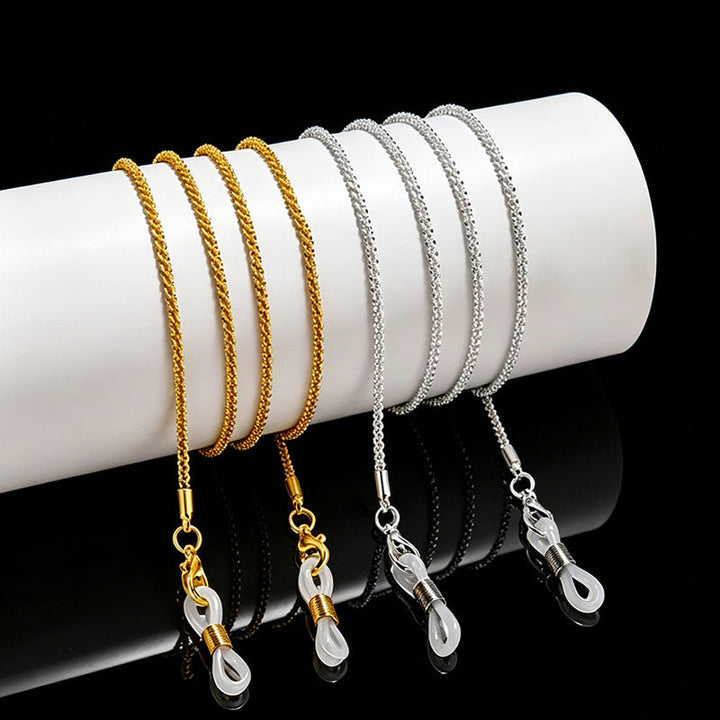 Minimalist gold chain necklace for unisex everyday style. A timeless fashion accessory.