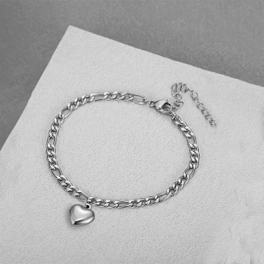 Minimalist elegant gold link bracelet with a single heart charm, ideal for daily wear. Delicate design.