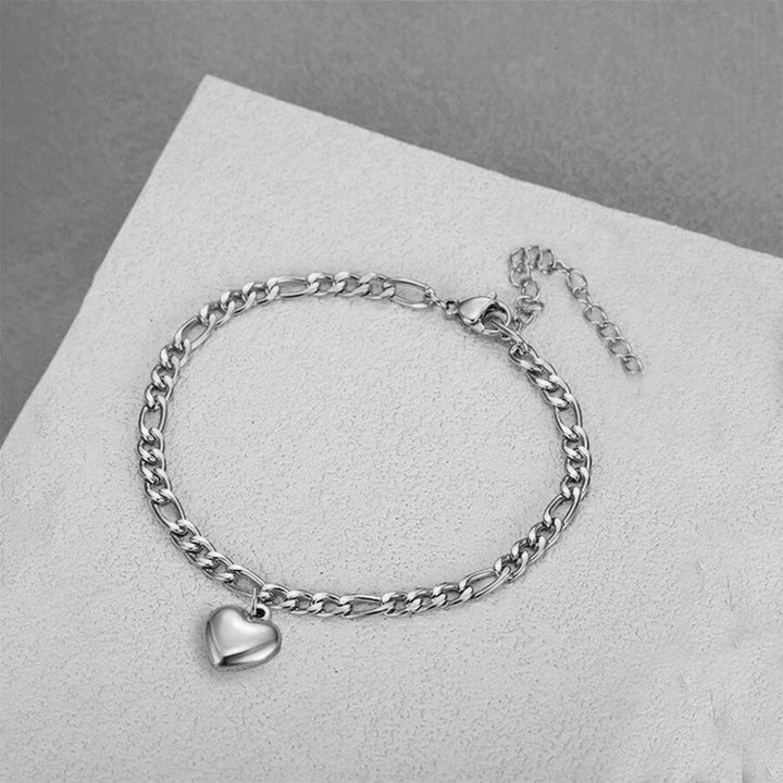 Minimalist elegant gold link bracelet with a single heart charm, ideal for daily wear. Delicate design.