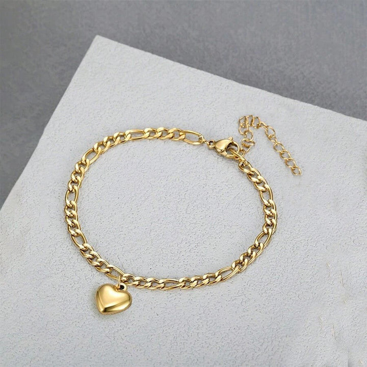 Delicate heart charm link bracelet, a fashionable and elegant accessory for women's everyday style.
