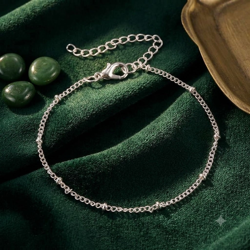 Delicate gold-plated women's bracelet. Classic elegant jewelry, ideal fashion accessory for everyday wear or gifts.