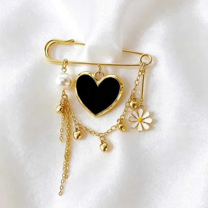 Elegant gold safety pin pendant necklace for women. A stylish fashion accessory, perfect for everyday glam.
